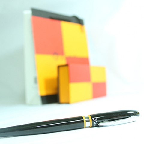 but-may-picasso-907f_b_7.7_